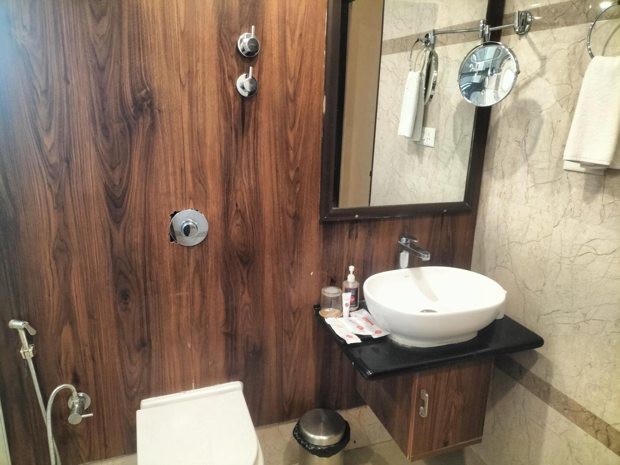 Zip By Spree Hotels Surabi International Веллуру Экстерьер фото