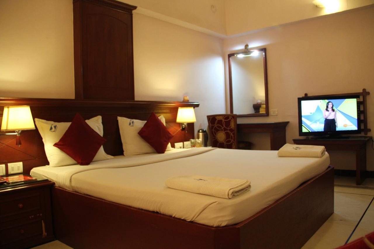 Zip By Spree Hotels Surabi International Веллуру Экстерьер фото